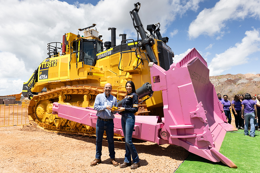 Em parceria com a Anglo American, Komatsu entrega trator montado por time 100% feminino
