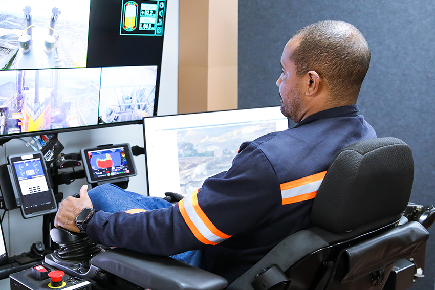 O novo espaço foi concebido para centralizar, de forma remota, a operação e o monitoramento de equipamentos de mina. Crédito da foto: Rafael Sperber.