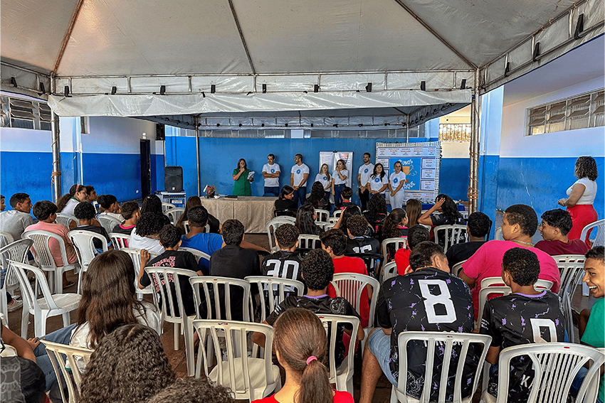 Escola de Barro Alto recebe biodigestor da Anglo American
